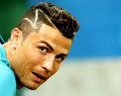 Ronaldo để kiểu tóc động viên trẻ phẫu thuật não - 1