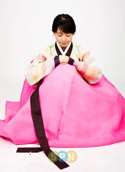 sao hàn quốc trình diễn hanbok - 1