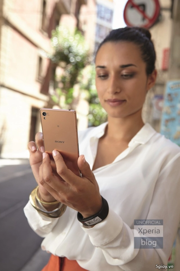 Sony xperia z3 phiên bản vàng lộ diện cùng thiết bị đeo thông minh - 1