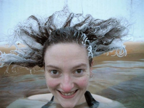 Tắm suối nước nóng thi tóc đóng băng - 2