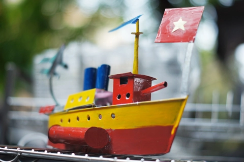 Tàu thủy sắt đồ chơi nhiều hoài niệm của hà thành - 1