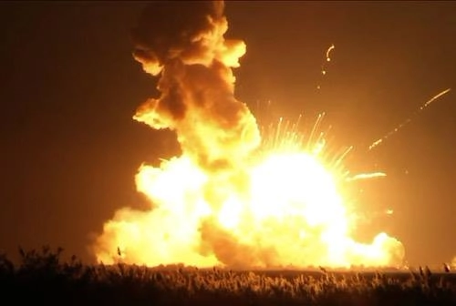 Tên lửa hóa thành quả cầu lửa khổng lồ - 1
