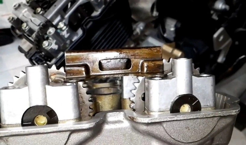Thử phân biệt bên trong đầu bò xe raider và fx125 nhà suzuki - 1