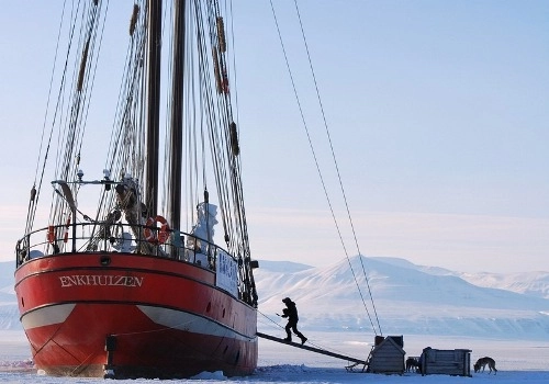 Thuyền buồm hóa khách sạn giữa biển băng - 1