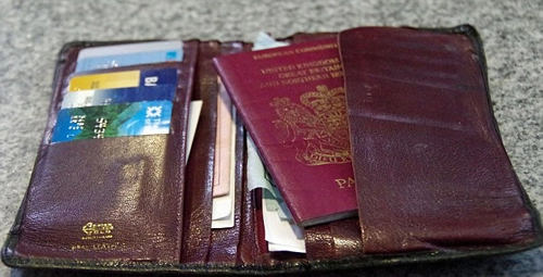 Tìm thấy hộ chiếu và ví tiền sau 18 năm thất lạc ở thụy sĩ - 1