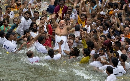 Tín đồ hindu tắm tiên để rửa tội - 1