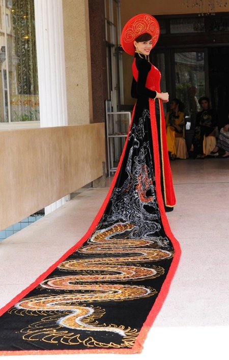 Trang nhung diện áo dài thêu rồng dài gần 14 m - 2