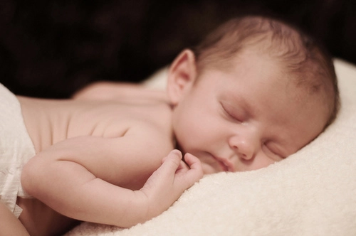 Trẻ ngủ tối hay hậm hực có phải thiếu canxi - 1
