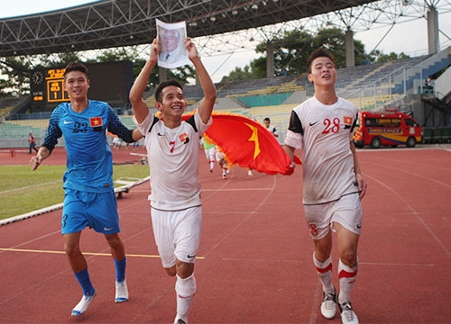 U19 việt nam mừng vé dự vòng chung kết - 3