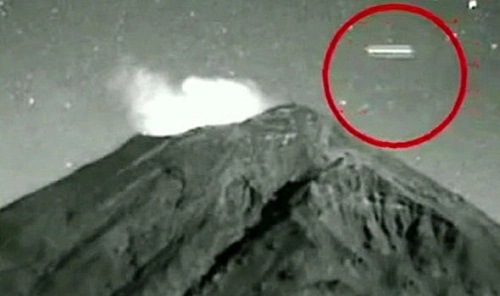 Ufo xuất hiện trên miệng núi lửa phun trào - 1