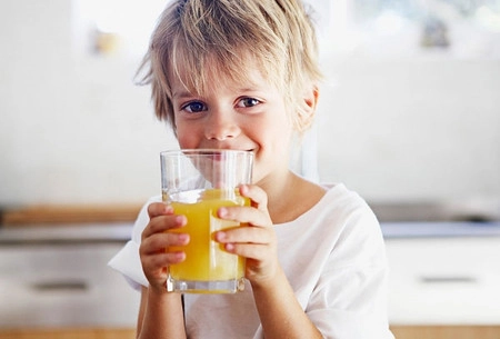 Uống nước cam hàng ngày có tốt cho bé - 1