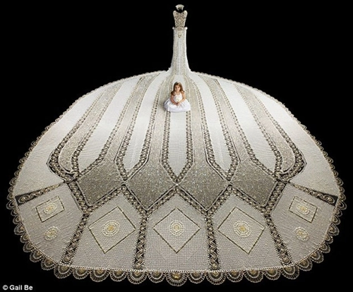 Váy cưới đính pha lê nặng 170 kg của nhà thiết kế người mỹ - 1