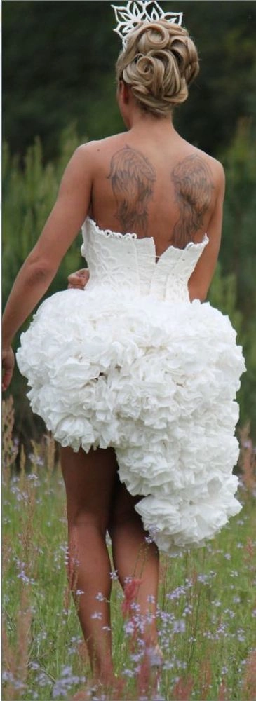 Váy cưới làm từ giấy vệ sinh - 2