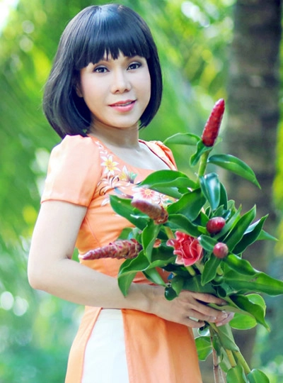 Việt hương diện áo dài cách tân màu sắc - 3