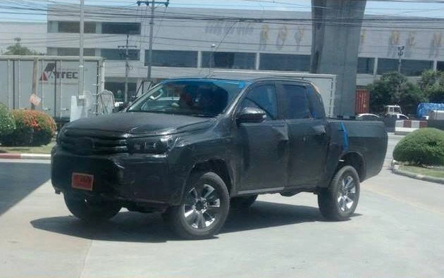 Xe bán tải toyota hilux 2016 bất ngờ lộ diện đầy đủ - 1