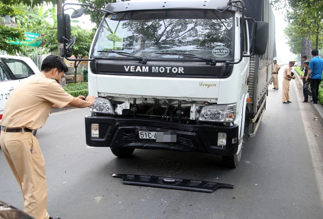 Xe bentley méo mó trong vụ đâm ôtô liên hoàn - 1