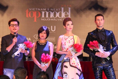 Xuân lan chỉnh thí sinh next top model tại họp báo - 1