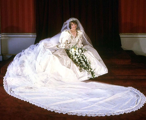 10 mẫu váy cưới xấu của các mỹ nhân nổi tiếng thế giới - 1