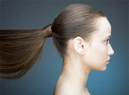 10 thói quen xấu khiến mái tóc dài suông mượt của bạn gái trở nên xơ xác gãy rụng - 1