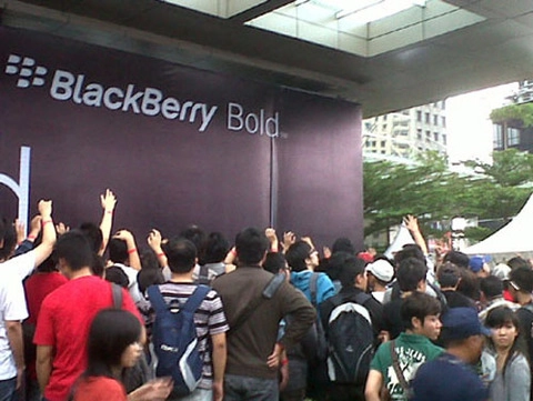 90 người bị thương vì chen lấn mua bold 9790 tại indonesia - 1