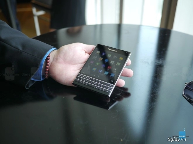 Ảnh thực tế smartphone dáng lạ blackberry passport - 1