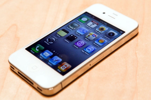 Apple hoãn bán iphone 4 màu trắng sang 2011 - 1