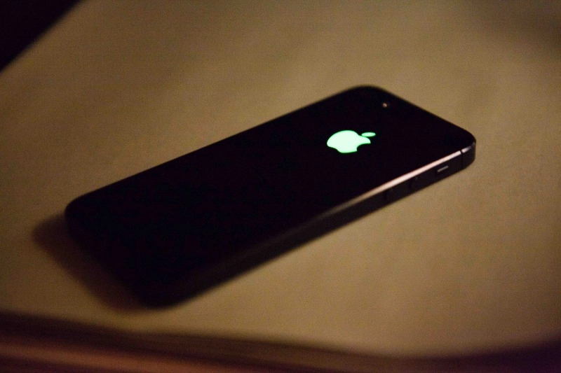 Apple sẽ áp dụng khắc laze cho logo quả táo - 1