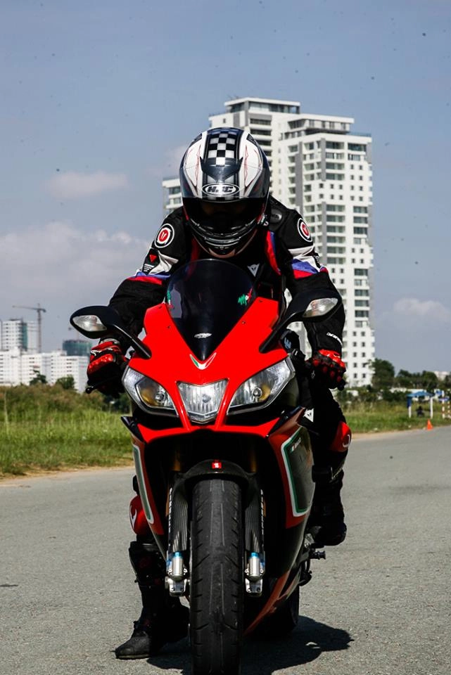 Aprilia rsv4 không thể lẫn giữa đám đông tại sài gòn - 2