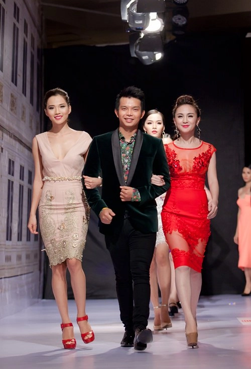 Bạn gái ưng hoàng phúc làm vedette trên sàn catwalk - 3