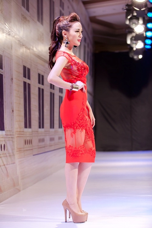 Bạn gái ưng hoàng phúc làm vedette trên sàn catwalk - 5