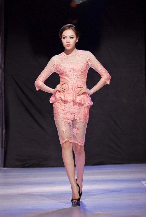 Bạn gái ưng hoàng phúc làm vedette trên sàn catwalk - 15