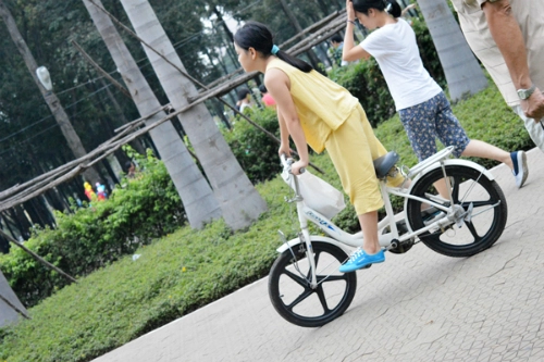 Bé đạp xe ngoài công viên - 1