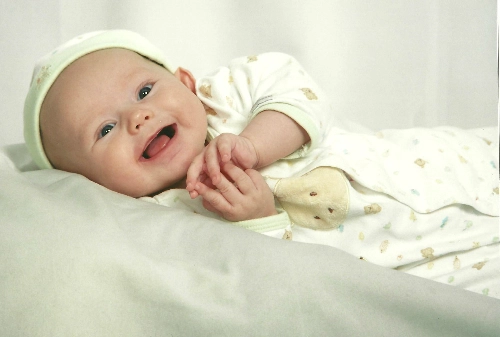 Bé sơ sinh biết cười lần đầu tiên vào lúc nào - 1