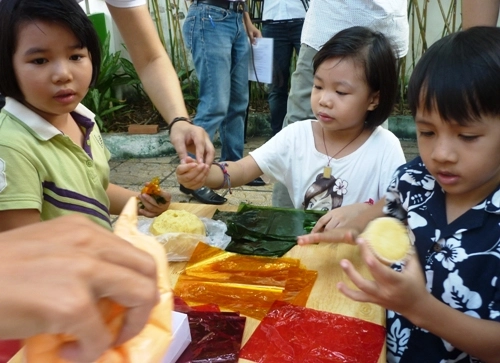 Bé trổ tài làm bánh và thiệp tặng cha - 1