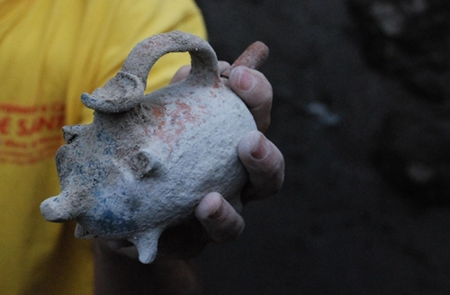 Bình sữa hình lợn đất 2400 năm tuổi - 1