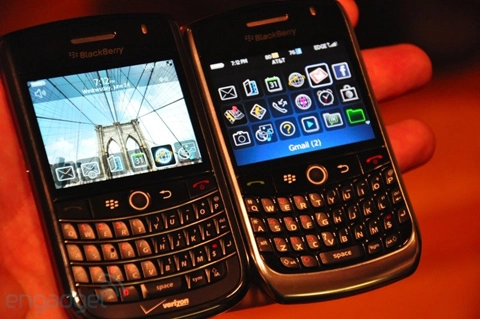 Blackberry tour bên cạnh bold và curve 8900 - 1