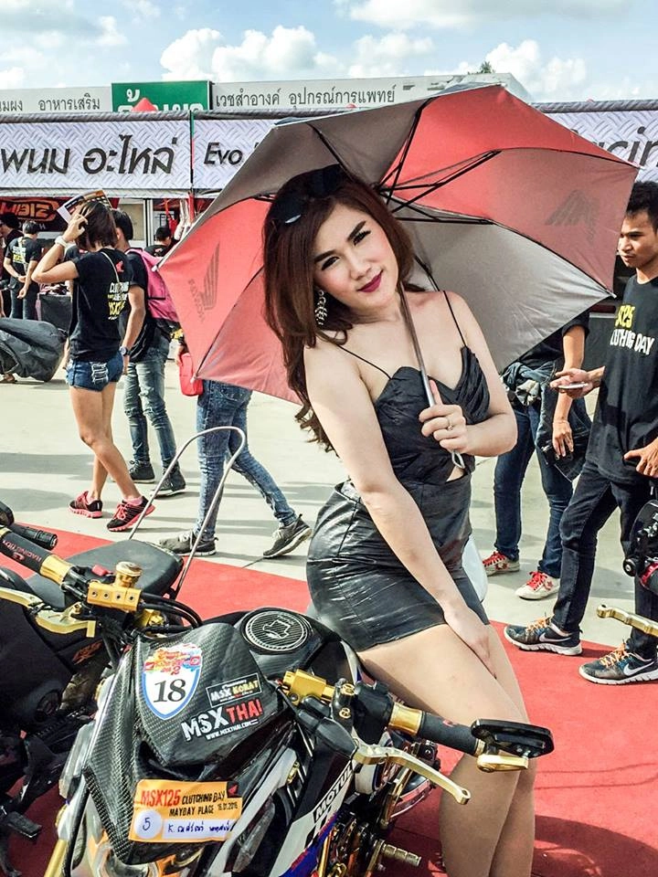 Bộ ảnh siêu mẫu người thailand tạo dáng bên honda msx độ khủng - 1