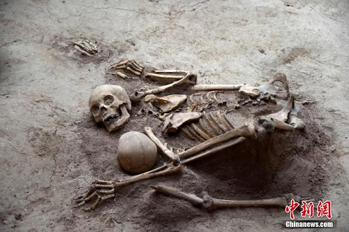 Bộ xương mẹ ôm con suốt 4000 năm - 1