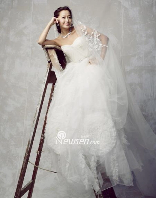 Bóc mác 10 bộ váy cưới đẹp nhất kbiz - 3