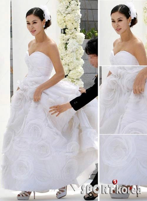 Bóc mác 10 bộ váy cưới đẹp nhất kbiz - 9