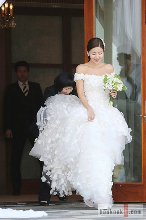 Bóc mác 10 bộ váy cưới đẹp nhất kbiz - 19