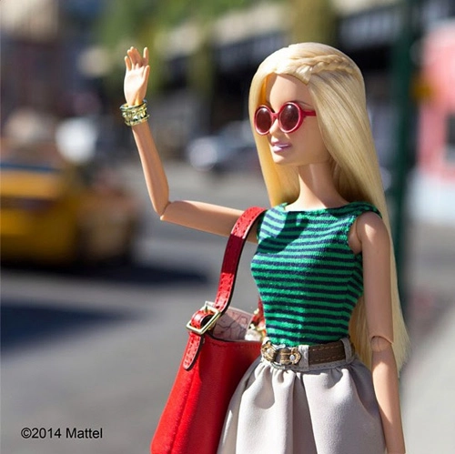 Búp bê barbie xúng xính váy áo dự tuần lễ thời trang - 4