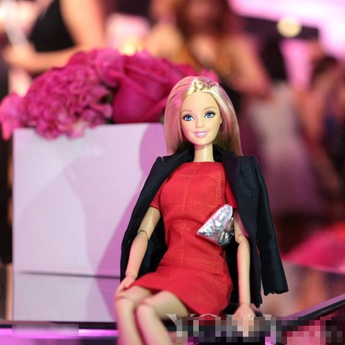Búp bê barbie xúng xính váy áo dự tuần lễ thời trang - 14
