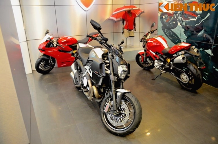 Cận cảnh ducati diavel carbon phiên bản trắng tại hà nội - 2
