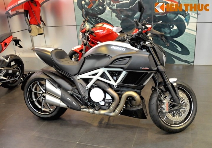 Cận cảnh ducati diavel carbon phiên bản trắng tại hà nội - 1
