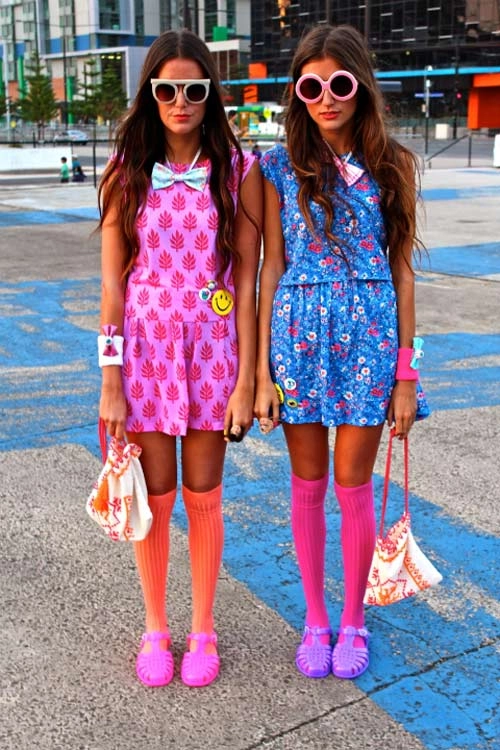 Cặp chị em gây sốt với thời trang đôi màu sắc - 9