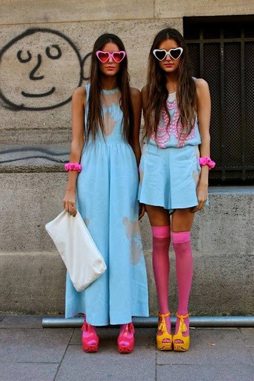 Cặp chị em gây sốt với thời trang đôi màu sắc - 13