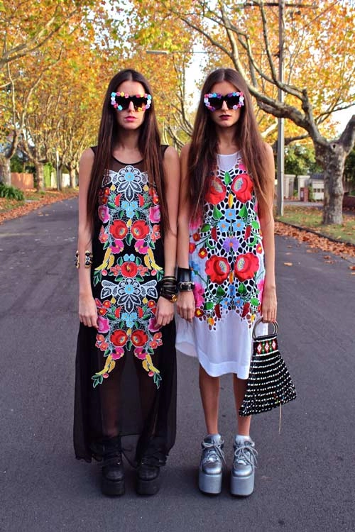 Cặp chị em gây sốt với thời trang đôi màu sắc - 15
