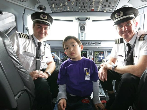 Cậu bé 5 tuổi làm phi công trên chuyến bay mô phỏng - 1