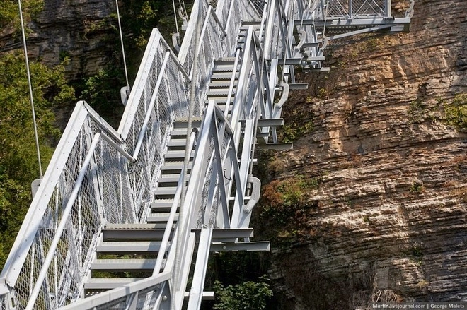 Cầu treo đi bộ dài nhất thế giới - 1